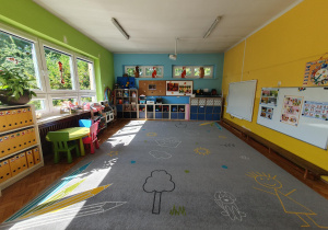 przestronna i wygodna sala grupy IV, wyposażona w tablicę multimedialną