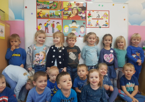 grupa dzieci w klasie pozująca do zdjęcia