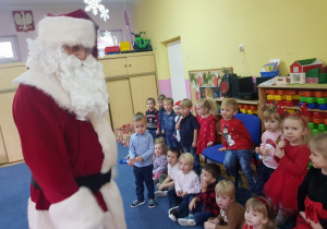 Mikołaj z dziećmi w sali