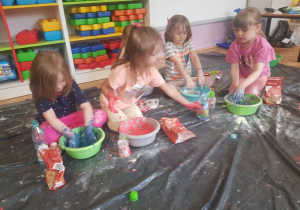 grupa dzieci wyrabiająca masę plastyczną w miskach