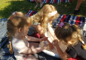 grupa dzieci wyrabiająca masę mączną