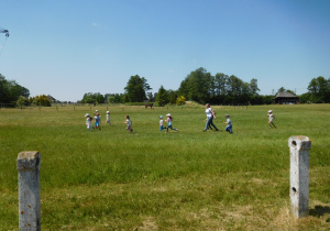dzieci w plenerze podczas zabaw sportowych
