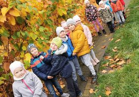 dzieci w parku na tle jesiennych drzew