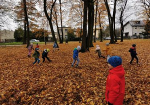 dzieci w parku na tle jesiennych liści