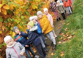 dzieci w parku na tle jesiennych drzew