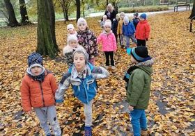 dzieci w parku na tle jesiennych liści