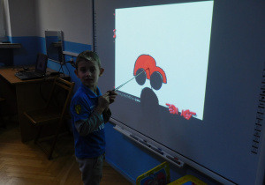 dziecko pracujące przy tablicy interaktywnej