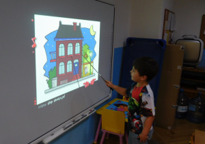 dziecko pracujące przy tablicy interaktywnej