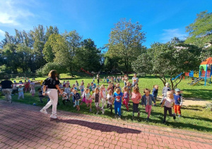 dzieci w ogrodzie podczas zabaw przy muzyce