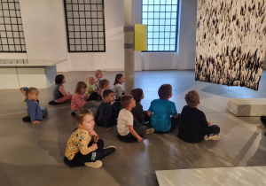 grupa dzieci przy eksponatach muzealnych