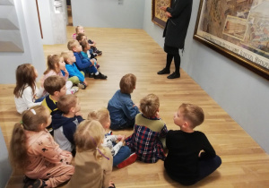 grupa dzieci przy eksponatach muzealnych