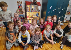 grupa dzieci w Muzeum Lalki