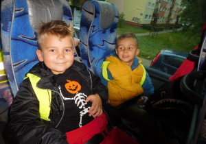 dwoje dzieci siedzących w autokarze podczas wycieczki