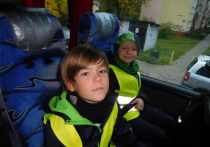 dwoje dzieci siedzących w autokarze podczas wycieczki