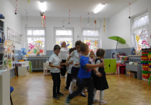 dzieci w parach podczas tańca