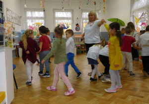 dzieci tworzące "tunel" podczas tańca