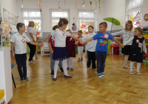 dzieci ustawione czwórkami w tańcu