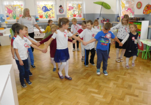 dzieci ustawione czwórkami w tańcu