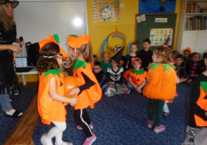 grupa dzieci podczas konkursu z balonem