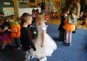 grupa dzieci podczas konkursu z balonem