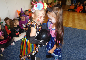 dzieci podczas konkursu z balonem