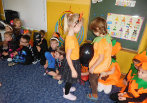 dzieci podczas konkursu z balonem