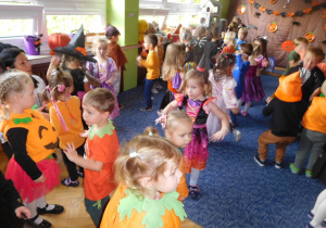 grupa dzieci podczas zabawy tanecznej