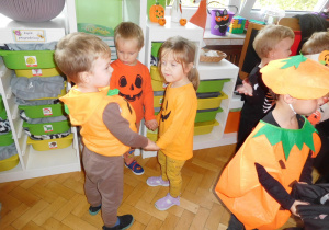 grupa dzieci podczas zabawy tanecznej