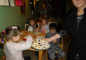 dzieci siedzące przy stolikach w Baśniowej Kawiarence