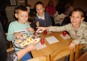 dzieci siedzące przy stolikach w Baśniowej Kawiarence