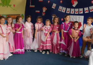 dziewczynki w długich sukniach w różnych odcieniach różu