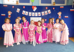 dziewczynki w długich sukniach w różnych odcieniach różu