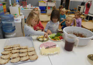 dzieci nakładające warzywa na kanapki