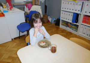 dzieci jedzące kanapki z warzywami