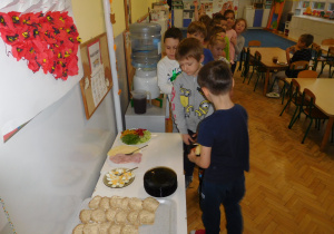 dzieci nakładające warzywa na kanapki