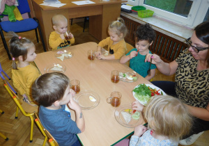 dzieci jedzące kanapki z warzywami