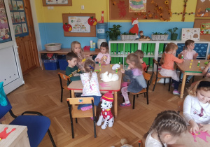 dzieci przy stolikach podczas pracy plastycznej