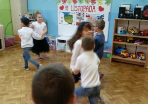 dzieci w parach podczas tańca