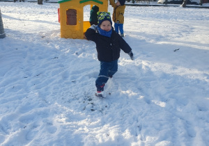 Dziecko biegnące po śniegu