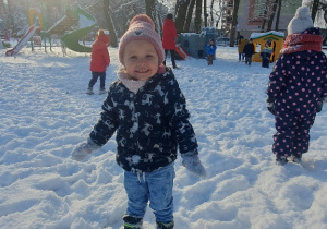 Dziecko stojące na śniegu