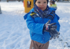 Dziecko stojące na śniegu