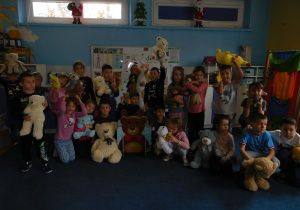 grupa dzieci w sali z maskotkami misiami