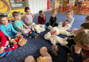 zabawa dzieci na dywanie z misiami