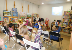 grupa dzieci patrząca na wyświetlany na dużej tablicy tekst z obrazkami