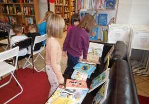 dzieci wybierają książeczki do oglądania