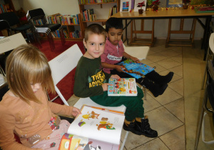 dzieci oglądają książeczki