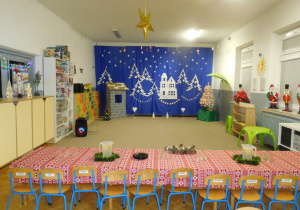 sala przedszkolna w świątecznym wystroju