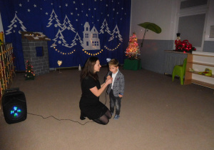 mama z synkiem trzymają mikrofon na scenie