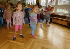 grupa dzieci na dywanie podczas tańca