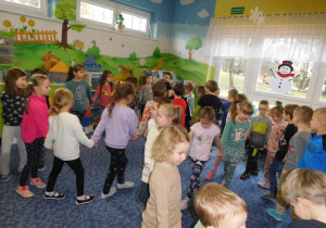 grupa dzieci podczas tańca